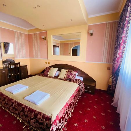 Intourist-Zakarpattia Hotel Úzhgorod Exterior foto